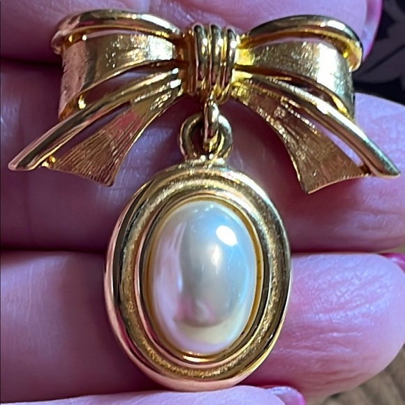 Napier Jewelry - Vintage Napier Gold tone and Cream Brooch with Elegant Design